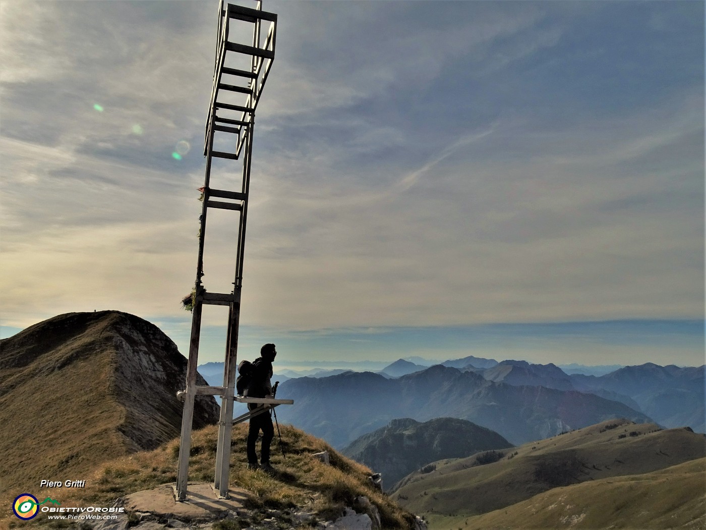 69 Alla Croce di Zorzone (2050 m) con vista in Chignol d'Arale (2068 m).JPG